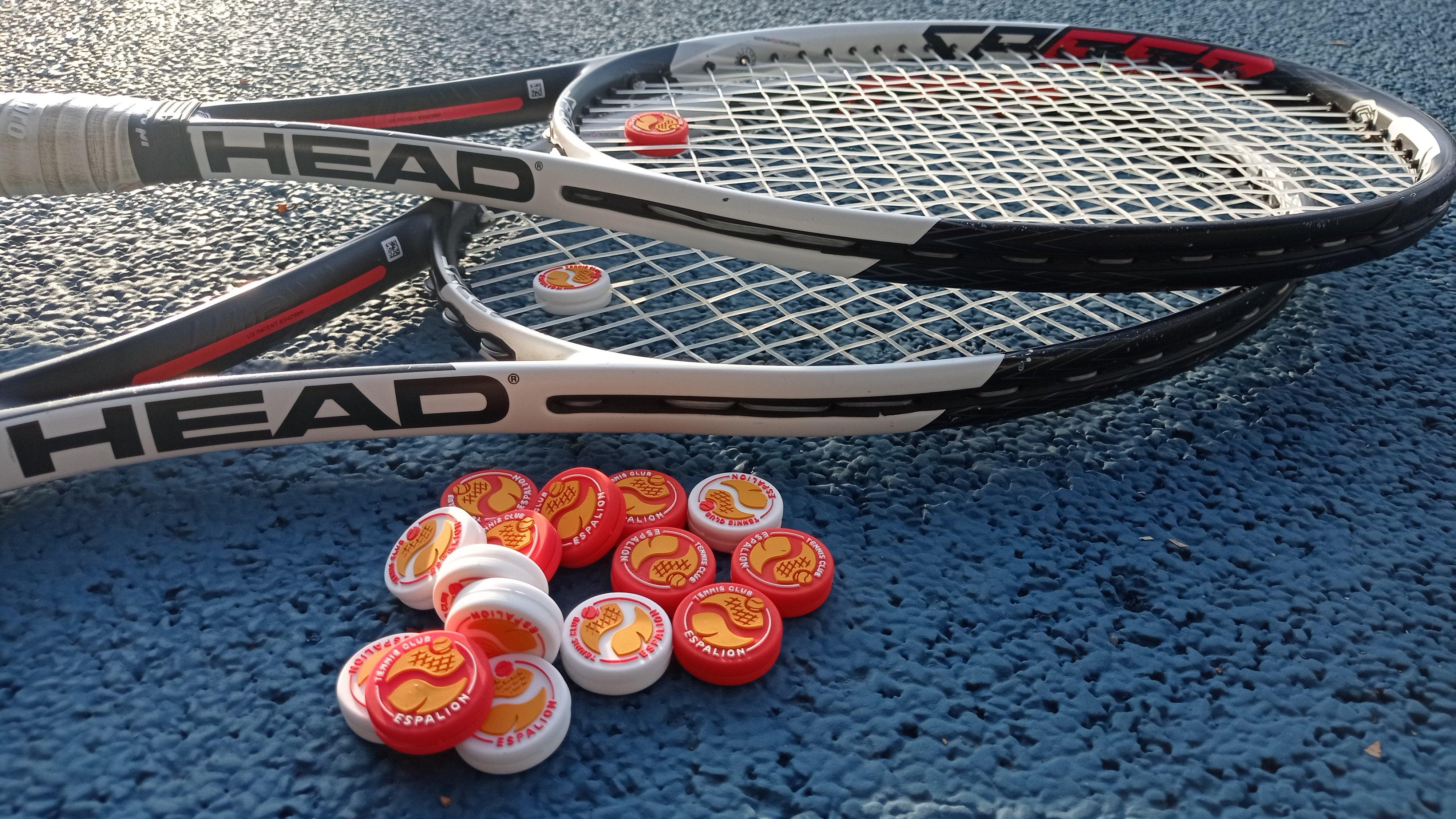 Pourquoi les anti-vibrateurs personnalisés sont une super idée pour un club de tennis ?