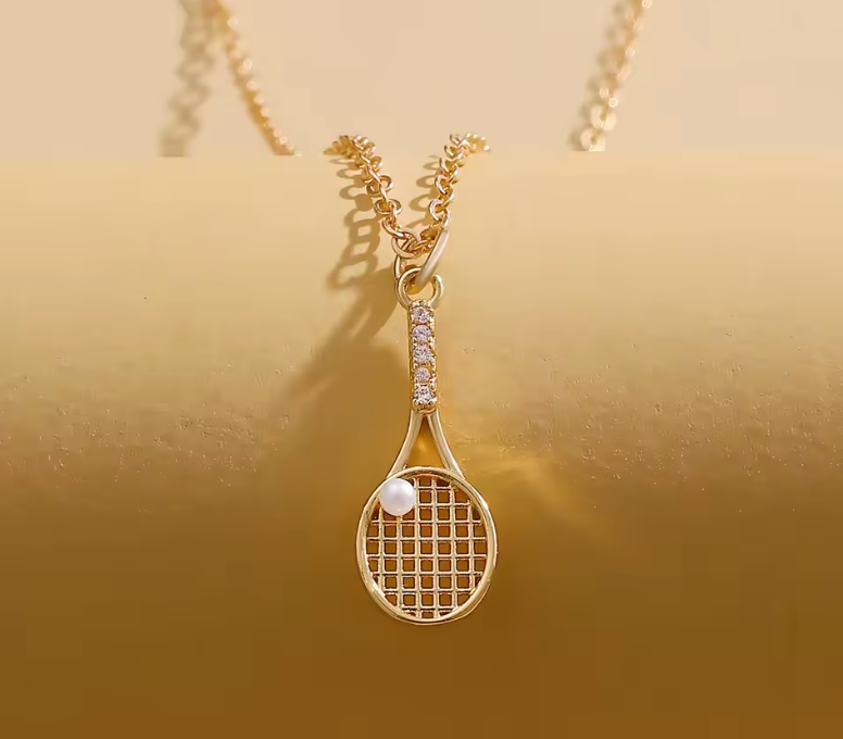 Collier pendentif Raquette de Tennis Doré – Élégance & Passion du Court